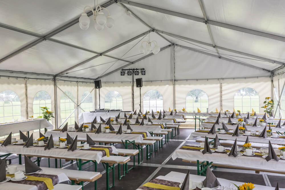 Namiot imprezowy – idealny sposób na ogródek restauracyjny